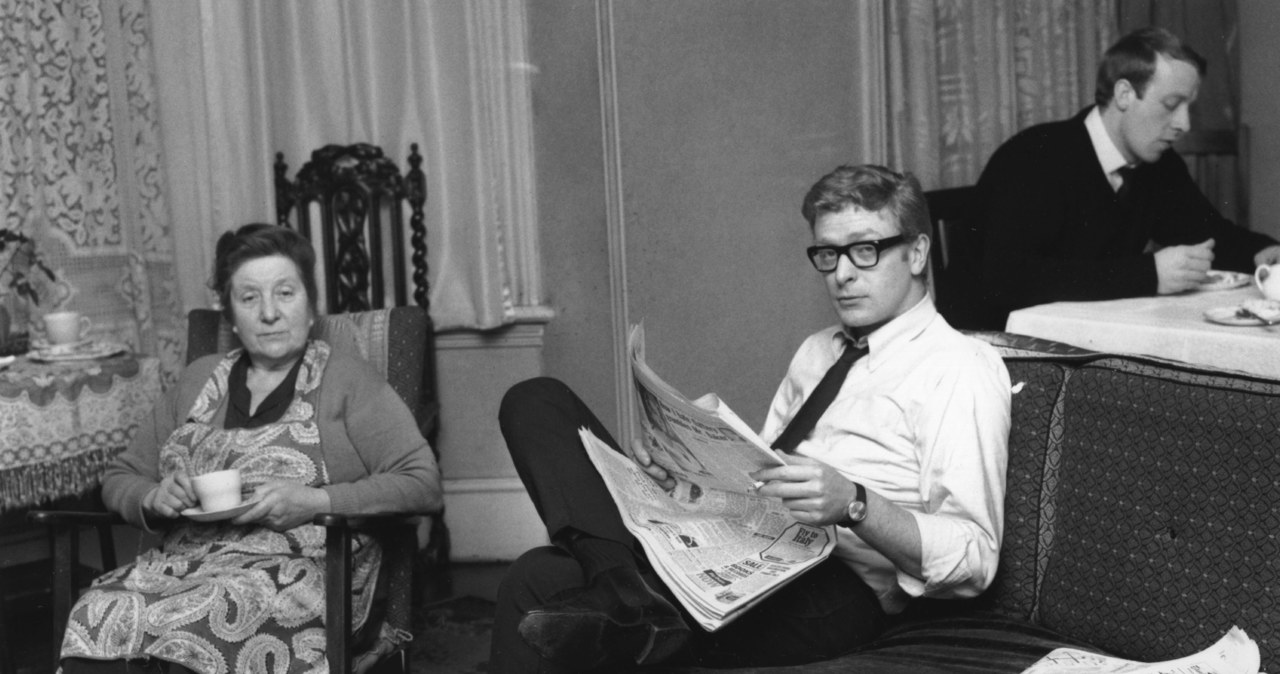 Michael Caine z mamą i bratem Stanleyem w 1964 roku /Harry Dempster /Getty Images