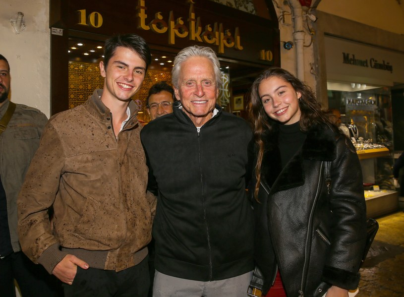 Michael Douglas (C) z synem Dylanem (L) i córką Carys (P) /Islam Yakut / Anadolu Agency /Getty Images