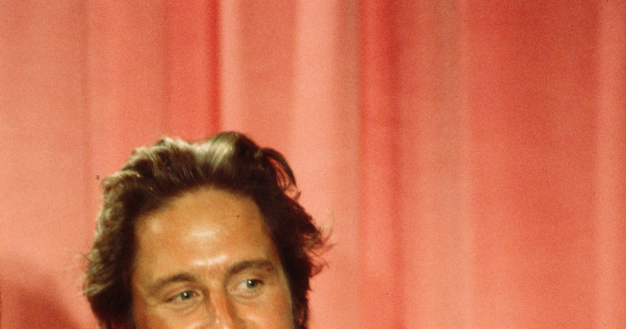 Michael Douglas z Oscarem za produkcję "Lotu nad kukułczym gniazdem" / Michael Ochs/ Archives  Stringer /Getty Images