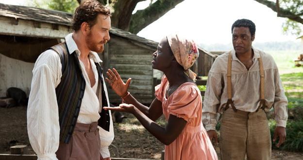 Michael Fassbender i Chiwetel Ejiofor w filmie "Zniewolony" /materiały prasowe