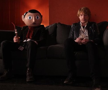 Michael Fassbender i Domhnall Gleeson w scenie z filmu "Frank"