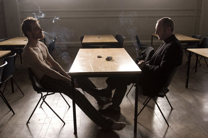 Michael Fassbender i Liam Cunningham w filmie "Głód" /materiały dystrybutora