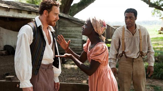 MIchael Fassbender (L) i Chiwetel Ejiofor (P) w filmie "12 Years a Slave" /materiały prasowe