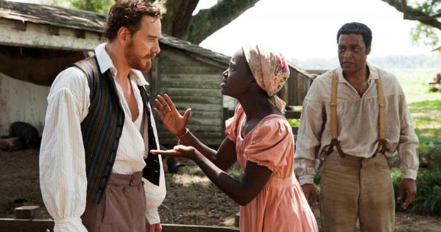 MIchael Fassbender (L) i Chiwetel Ejiofor (P) w filmie "12 Years a Slave" /materiały prasowe