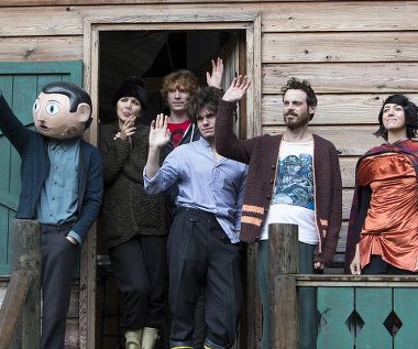 Michael Fassbender, Maggie Gyllenhaal, Domhnall Gleeson, François Civil, Scoot McNairy i Carla Azar w scenie z filmu "Frank"