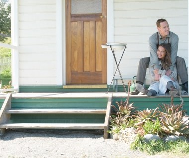 Michael Fassbender (Tom) i Alicia Vikander (Isabel) w filmie "Światło między oceanami"