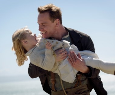 Michael Fassbender (Tom) w filmie "Światło między oceanami"