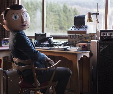Michael Fassbender w scenie z filmu "Frank"