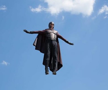 Michael Fassbender w scenie z filmu "X-Men: Przeszłość, która nadejdzie"