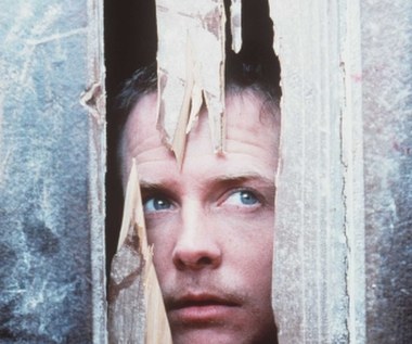 Michael J. Fox stał się gwiazdą. Próbował też swoich sił po drugiej stronie kamery. Wyreżyserował jeden odcinek popularnego serialu z dreszczykiem "Opowieści z krypty" oraz krótki film "The Iceman Hummeth" (1991). 

Mogliśmy go także oglądać w "Ofiarach wojny" Briana de Palmy, romantycznej komedii "Doktor Hollywood" czy obrazie Tima Burtona "Marsjanie atakują!". Jego ostatnią dużą kinową rolą był występ w "Przerażaczach" (1996) Petera Jacksona (na zdjęciu).

W 1996 roku otrzymał rolę zastępcy burmistrza Nowego Jorku w serialu komediowym "Spin City". Gdy jego kariera nabrała rozpędu, niestety na przeszkodzie stanęła choroba.

Pod koniec 1998 r. Fox przyznał, że cierpi na Parkinsona. W 2000 roku opuścił serial "Spin City", jego miejsce zajął Charlie Sheen. On skupił się na uświadamianiu światu, czym jest choroba Parkinsona i walką o znalezienie na nią lekarstwa. Napisał książki o swoim postrzeganiu choroby, radzeniu sobie z nią i codziennym życiu.   