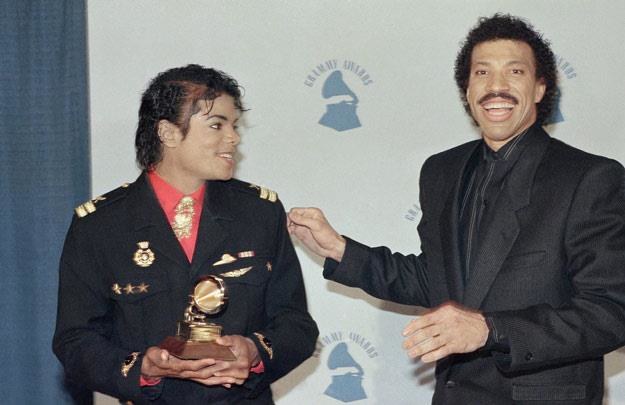 Michael Jackson i Lionel Richie z nagrodą Grammy za najlepszą piosenkę (fot. AP / Fotolink) /East News