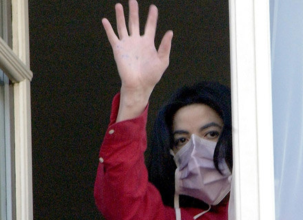 Michael Jackson nie rozstaje się z maską (zdjęcie z 2002 roku) /arch. AFP