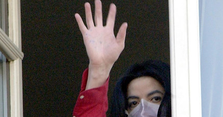 Michael Jackson nie rozstaje się z maską (zdjęcie z 2002 roku) /arch. AFP