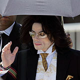 Michael Jackson opuszcza sąd w Santa Maria w piątek, 3 czerwca /AFP