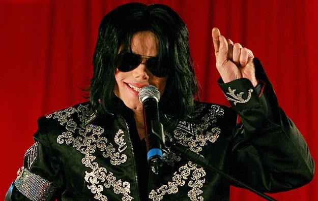 Michael Jackson ostatecznie dotarł na konferencję prasową w londyńskiej O2 Arena /arch. AFP
