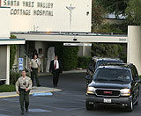 Michael Jackson pod eskortą policji opuszcza szpital /AFP