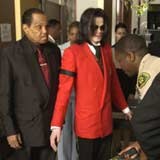Michael Jackson podczas poniedziałkowej roprawy ubrany był na czerwono /AFP