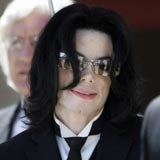 Michael Jackson podczas poniedziałkowej rozprawy /AFP