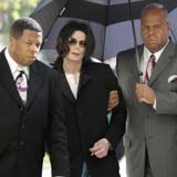 Michael Jackson przybywa na rozprawę 10 marca /AFP