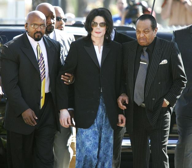 Michael Jackson w pidżamie w drodze do sądu. Zdjęcie z 2005 roku fot. Pool /Getty Images/Flash Press Media