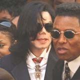 Michael Jackson (w środku) /AFP