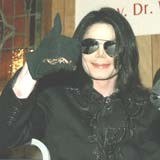 Michael Jackson wydaje sie być w dobrym nastroju... /AFP