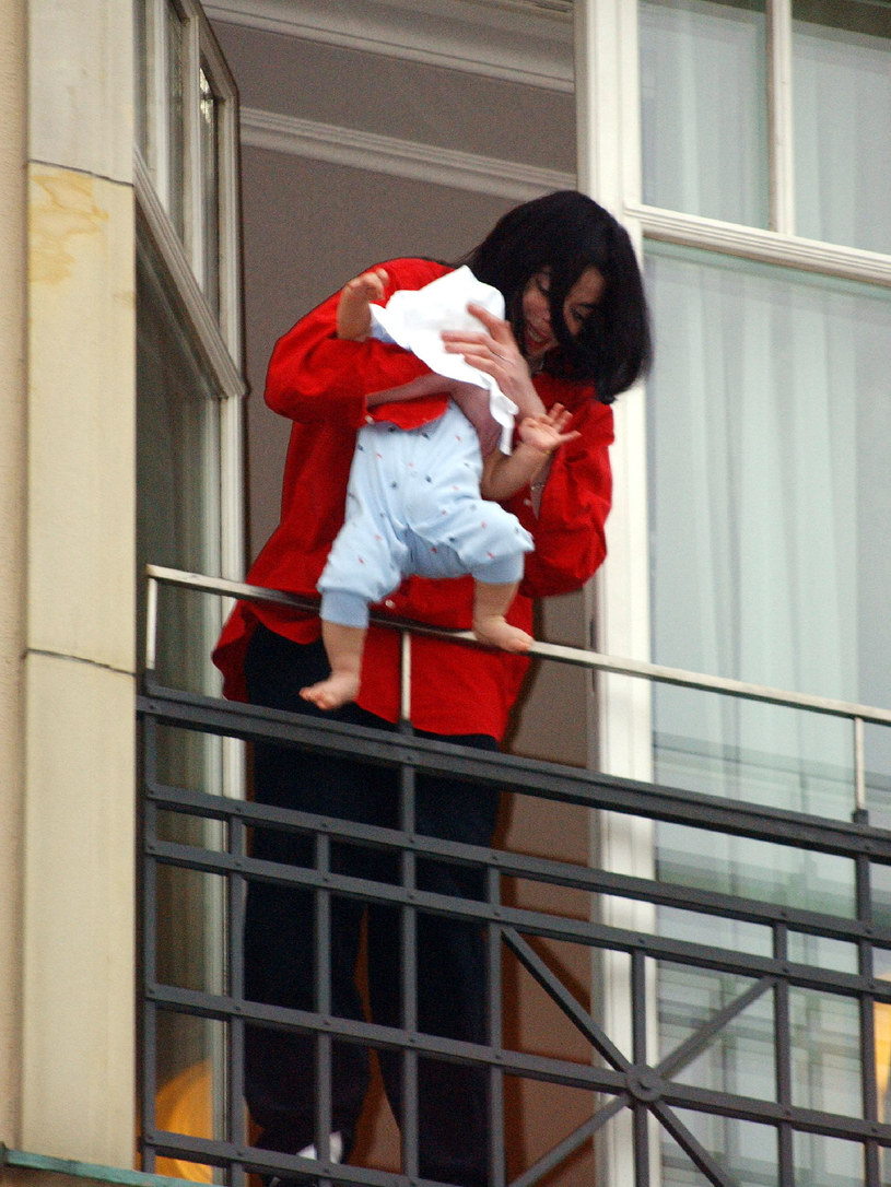 Michael Jackson z synkiem na balkonie w berlińskim hotelu  (2002 rok) /Olaf Selchow /Getty Images