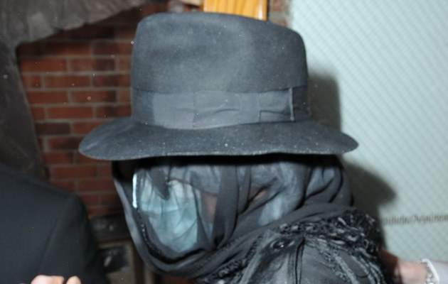 Michael Jackson zakrywa twarz maską &nbsp; /Agencja FORUM
