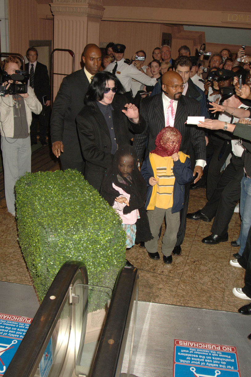 Michael Jackson zasłaniał twarze swoich dzieci podczas spotkań z paparazzi /Dave M. Benett /Getty Images