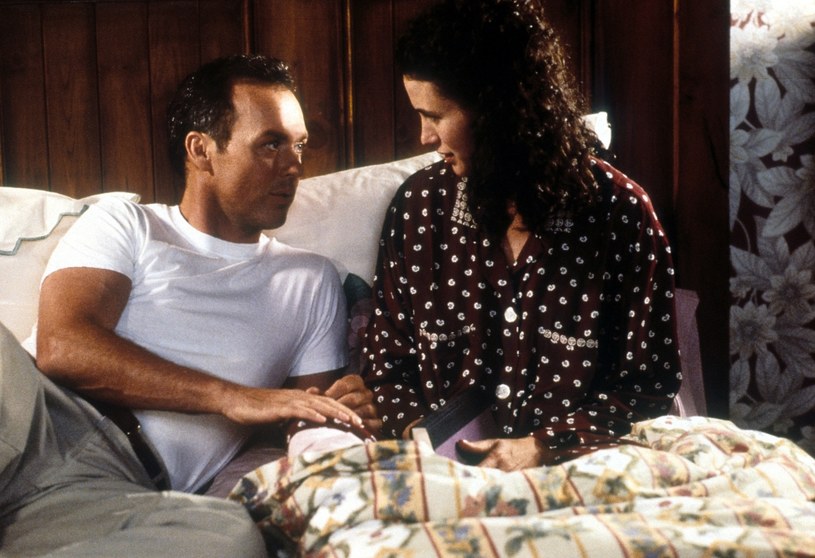Michael Keaton i Andie MacDowell w filmie "Mężowie i żona" /Columbia Pictures /Getty Images
