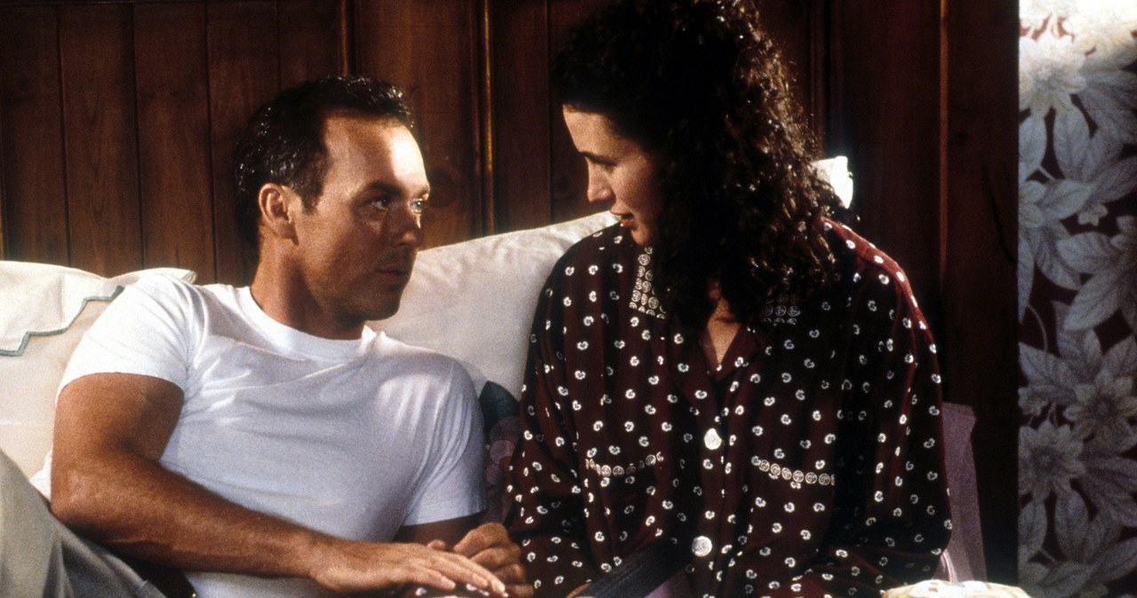 Michael Keaton i Andie MacDowell w filmie "Mężowie i żona" /Columbia Pictures /Getty Images