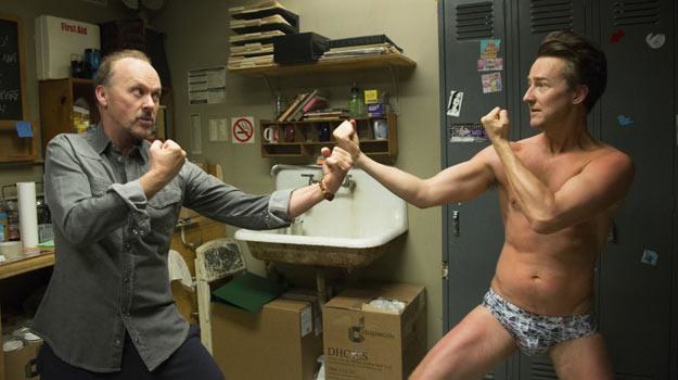 Michael Keaton i Edward Norton w aktorskim pojedynku w filmie "Birdman". /materiały prasowe
