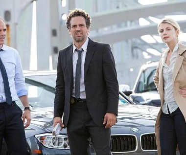 Michael Kelly, Mark Ruffalo i Mélanie Laurent w scenie z filmu "Iluzja"