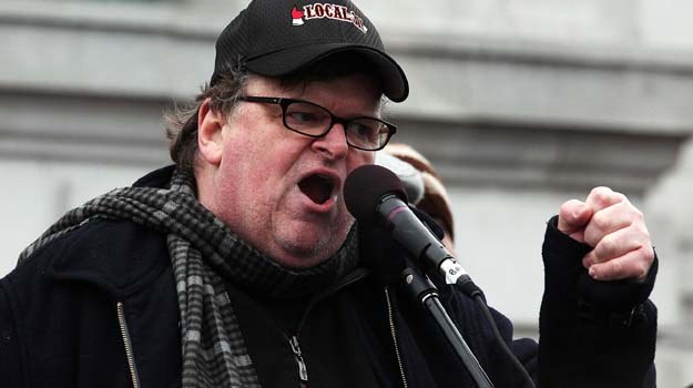 Michael Moore nie ustaje w krytyce pod adresem władz USA /AFP