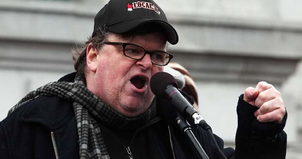 Michael Moore nie ustaje w krytyce pod adresem władz USA /AFP