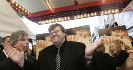 Michael Moore teraz już rzeczywiście nie ma nic do ukrycia /AFP