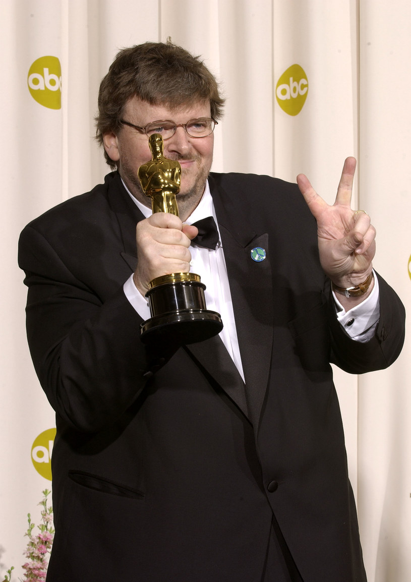 Michael Moore z Oscarem za "Zabawy z bronią" (2002) /Robert Mora /Getty Images