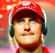 Michael Schumacher cierpliwie odpowiadał na pytania chińskich mediów /AFP