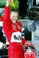 Michael Schumacher cieszy się po trzecim z rzędu zwycięstwie w Albert Park