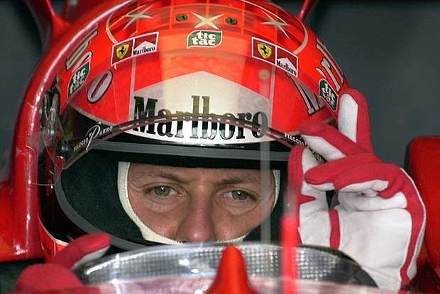Michael Schumacher daje znak do uruchomienia silnika /poboczem.pl