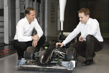 Michael Schumacher i  John Owen  nad modelem nowego bolidu / kliknij /Informacja prasowa