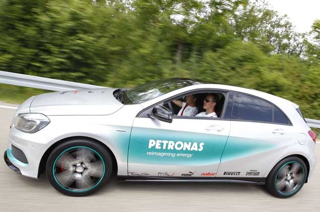Michael Schumacher i Nico Rosberg w wolnej chwili pracują dla swoich sponsorów. Na zdjęciu w nowym mercedesie klasy A na torze fabryki w  Rastatt /Informacja prasowa