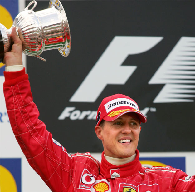 Michael Schumacher największe sukcesy odniósł jeźdżąc w teamie Ferrari /AFP