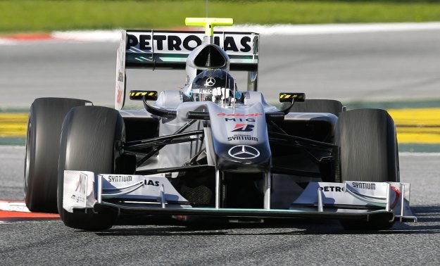 Michael Schumacher nie jest zadowolony ze swojego bolidu. /AFP