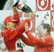 Michael Schumacher świętuje z szefem Ferrari, Jeanem Todt'em.  fot. EPA /poboczem.pl