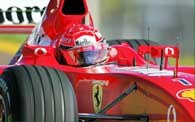Michael Schumacher testuje opony na torze Fiorano /poboczem.pl