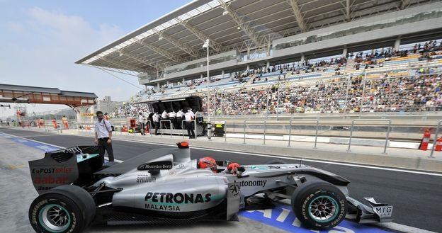 Michael Schumacher w bolidzie Mercedes GP /AFP