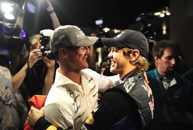 Michael Schumacher (z lewej) gratuluje Sebastianowi Vettelowi /AFP