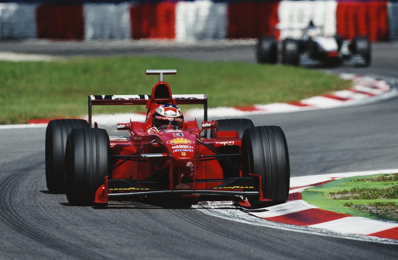 Michael Schumacher za kierownicą sprzedanego właśnie egzemplarza w drodze po zwycięstwo podczas wyścigu o GP Włoch w 1998 roku /Getty Images