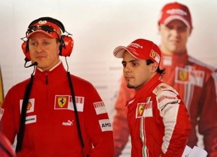 Michael Schumacher zastąpi Felipe Massę (z prawej) za jedyne milion euro za wyścig /AFP